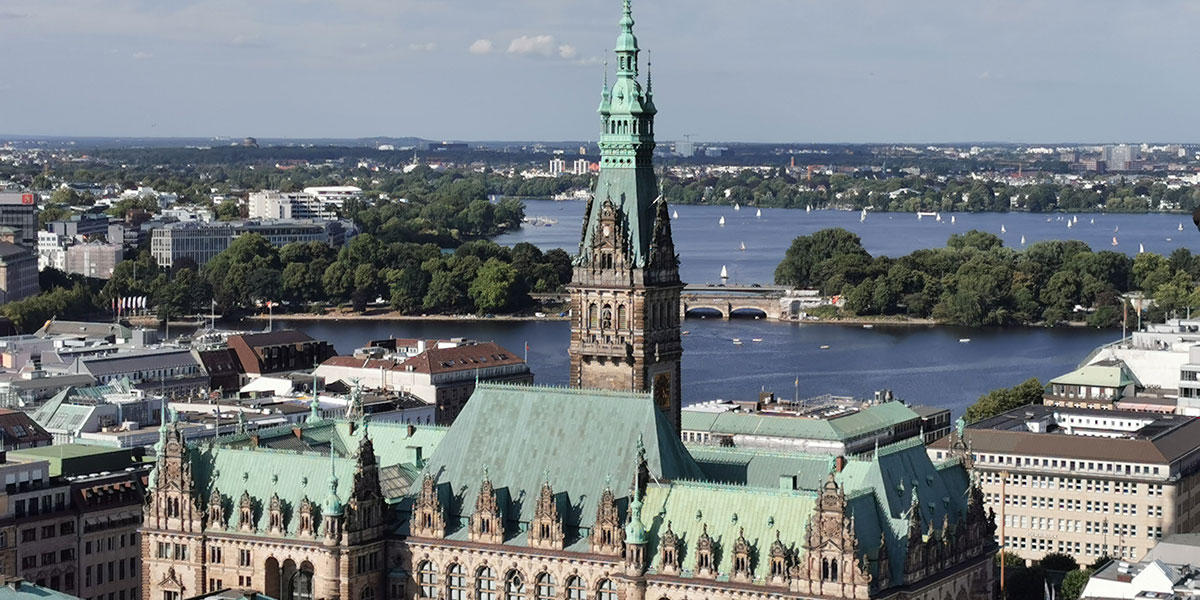 Rathaus Hamburg vor Binnenalster und Außenalster